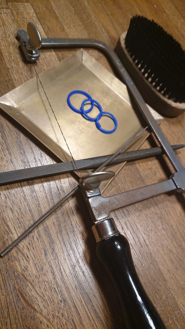 色んな道具を使って蝋を削り、世界に１つの指輪がさを作りました