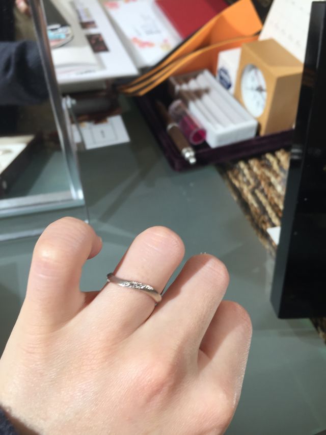 木目調の指輪。