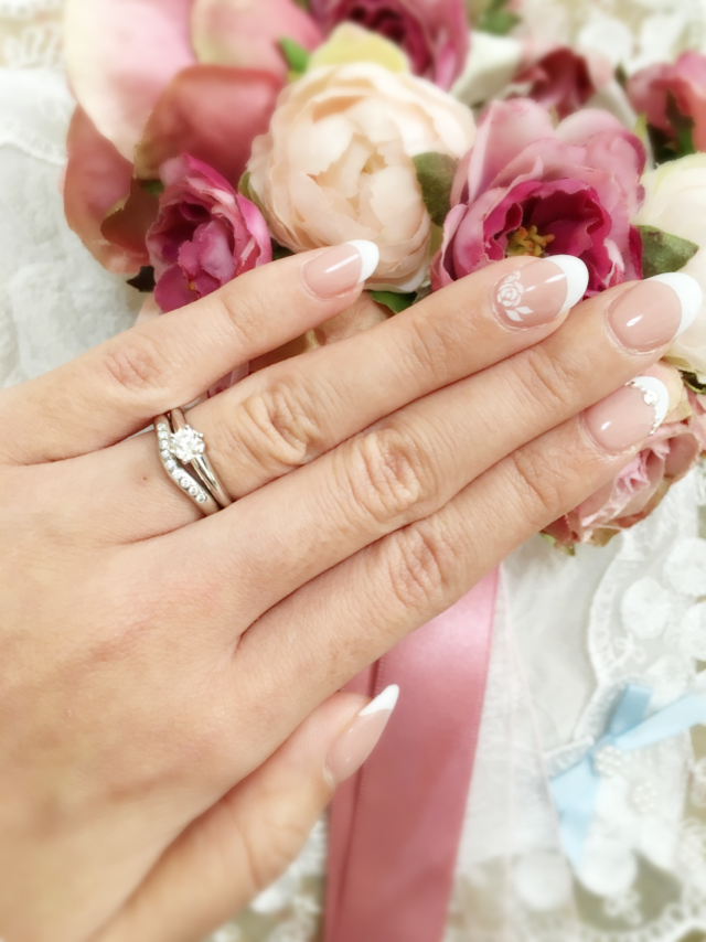 婚約指輪との重ね付けにもぴったりのデザインです。