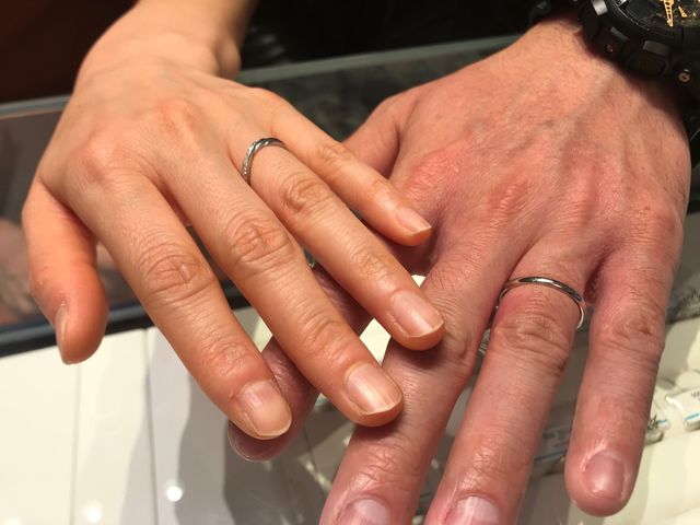 それぞれ型の違う結婚指輪を購入しました。