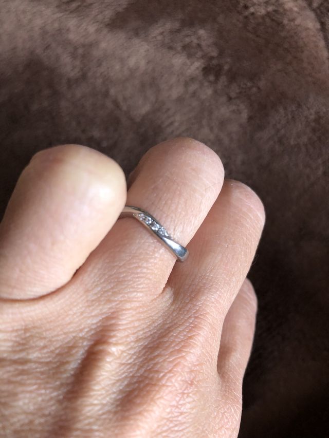 プラチナでダイヤが4つあしらってあり可愛いらしいデザインに！