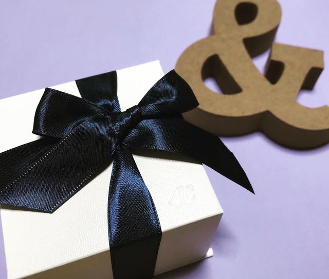 白い箱に上品なネイビーリボン