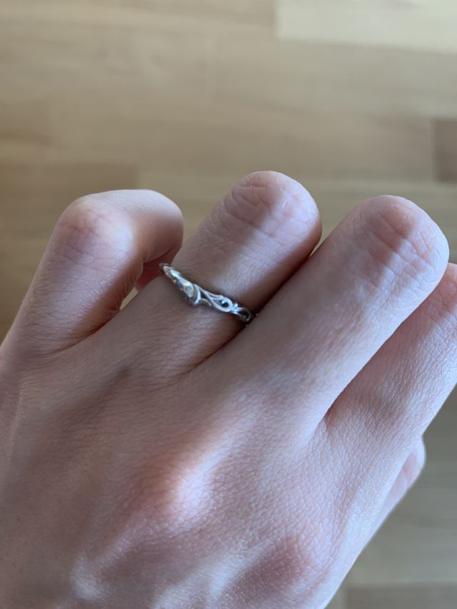周りはミルウチ、イニシャルは正面に。指輪は細めにしました。