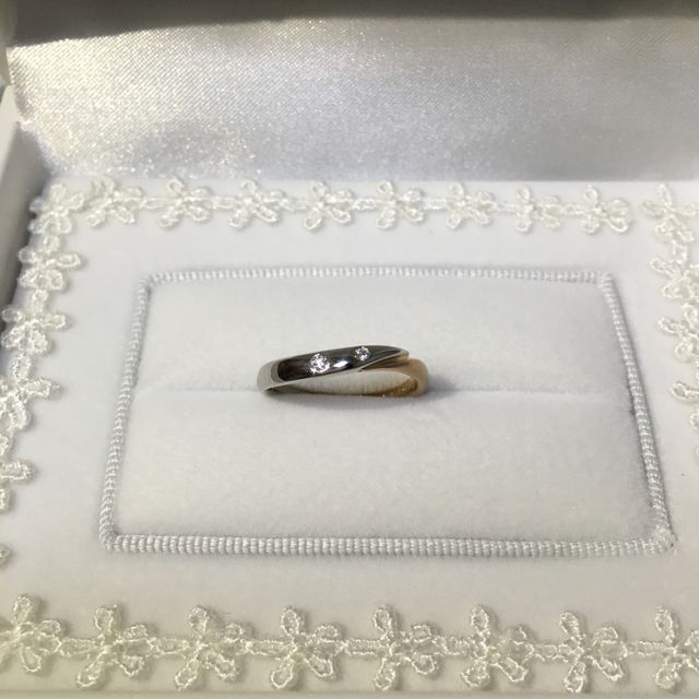 ダイヤを２つ、半分だけピンクゴールドを入れて頂きました