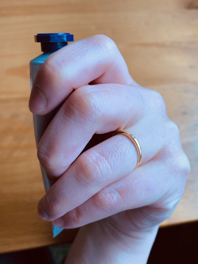 グリーンゴールドとゆう珍しい素材で表面がアンティークな感じ。