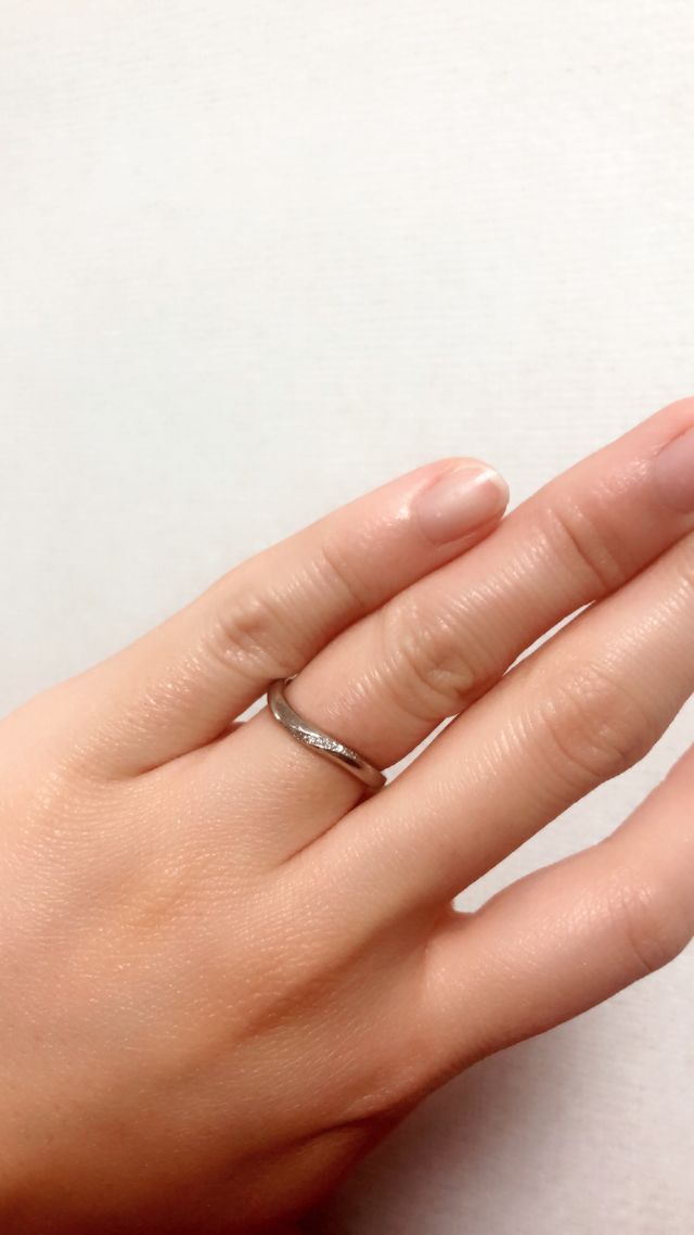 中心の〜の部分にダイアモンドが入っています