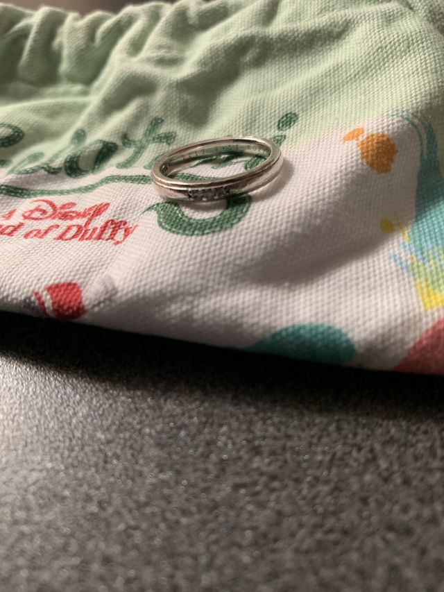 ダイヤが3個埋まっています！とてもシンプルで可愛いです。