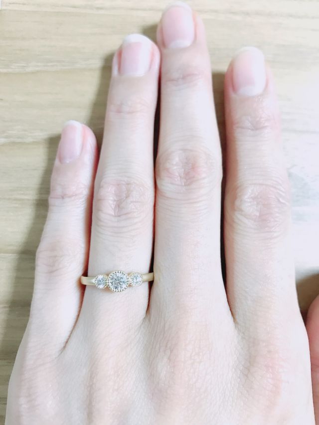 BLOOM花という意味の婚約指輪です。つや消しゴールドです。