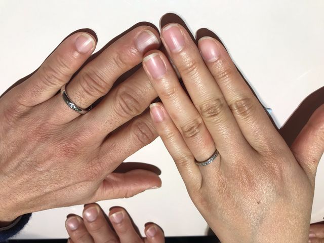 （写真右）彼女はこの半月型のメレダイヤが気に入ったらしい。