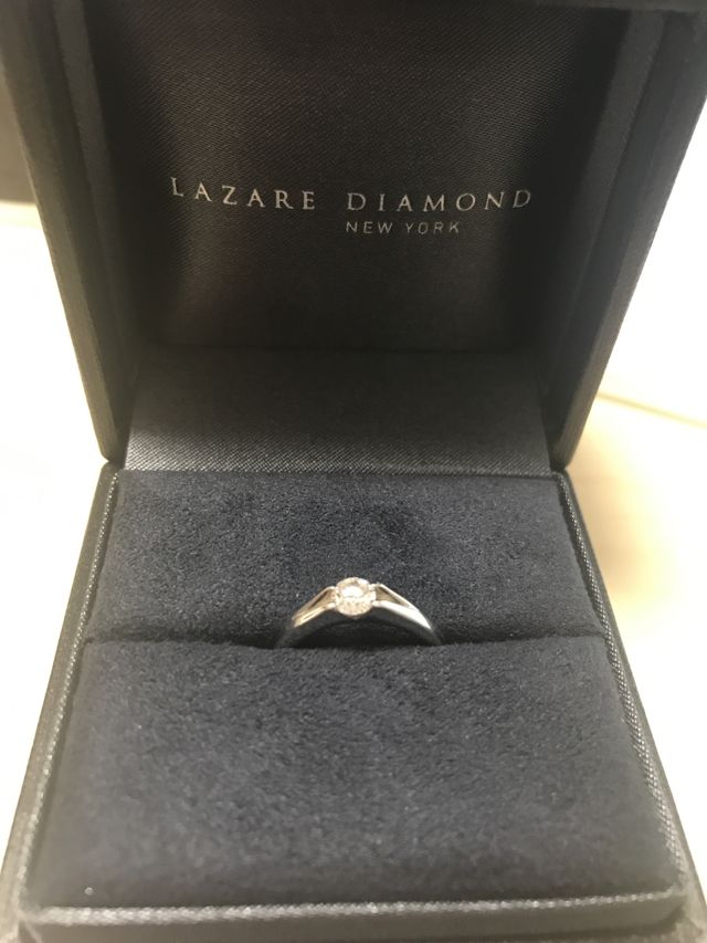 つめが4点でどの角度から見てもダイヤの形が美しくみえます