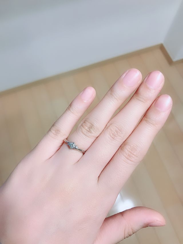 メインのダイヤモンドの左右に小さなダイヤモンドがついています