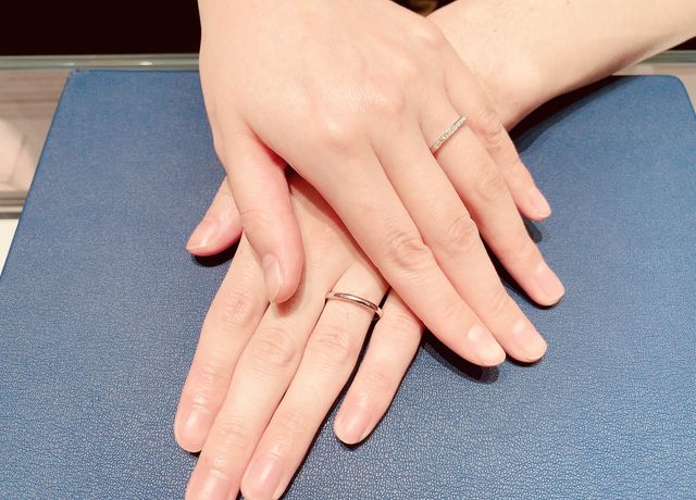 指輪を購入した日に店舗で店員さんに撮影してもらいました。