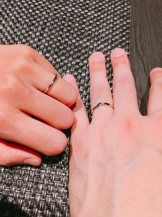 右が男性、左が女性。