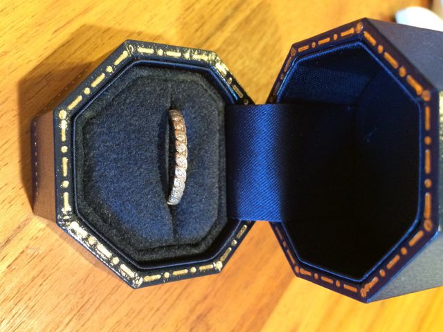 全面に石が施されたリーフ型の結婚指輪です。