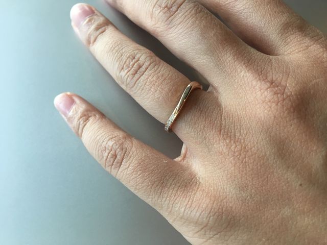 さりげない輝きと指輪にカタチに惹かれました