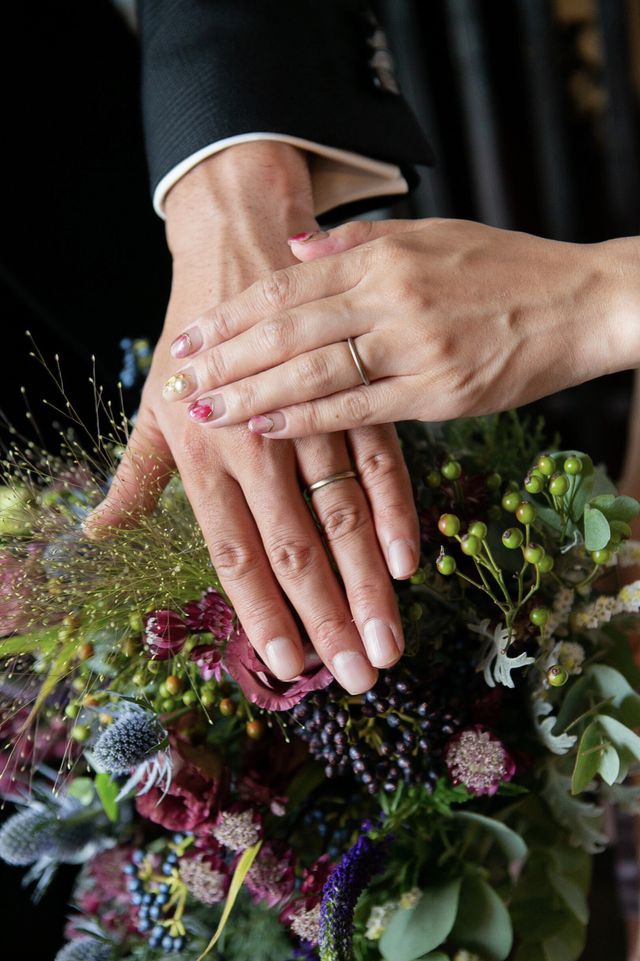 結婚式の際にブーケと一緒に撮影していただきました。
