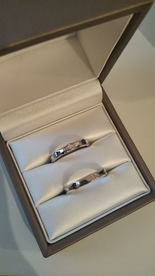 波打つようなデザインが特徴。1つダイヤにしました。