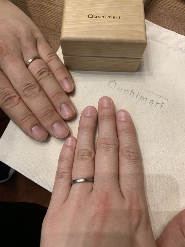 2種類の素材を使い半分ずつ色が違うリングです