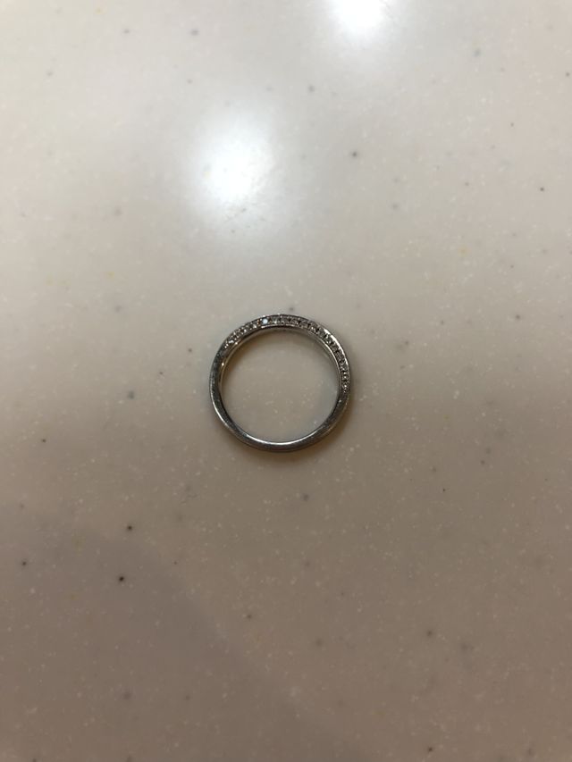 ハーフエタニティーで両側面にダイヤが入っています。