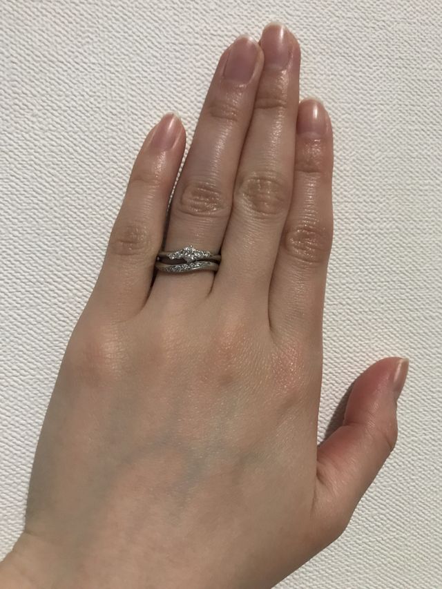 リングのウェーブ感が関節の太い私の指をキレイに見せてくれます