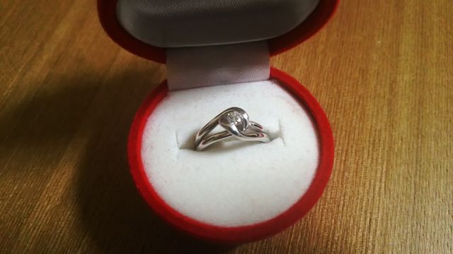 とても珍しいデザインで、曲線が女性らしく美しい素敵な指輪です