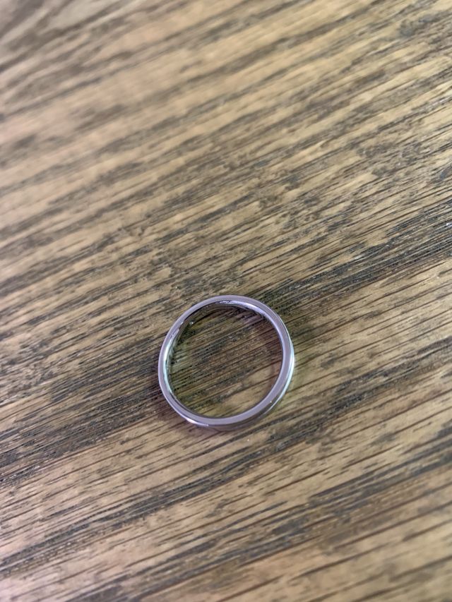 男性用。リングの裏にダイヤモンドを入れてくれます。