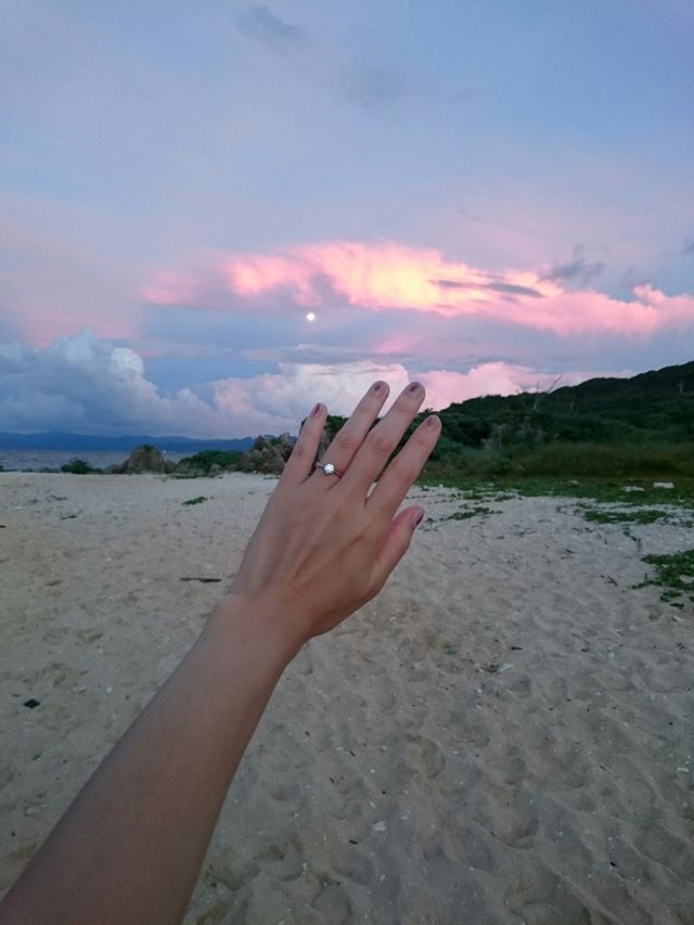 プロポーズした時の写真です、0.5ctが大きく見えました。