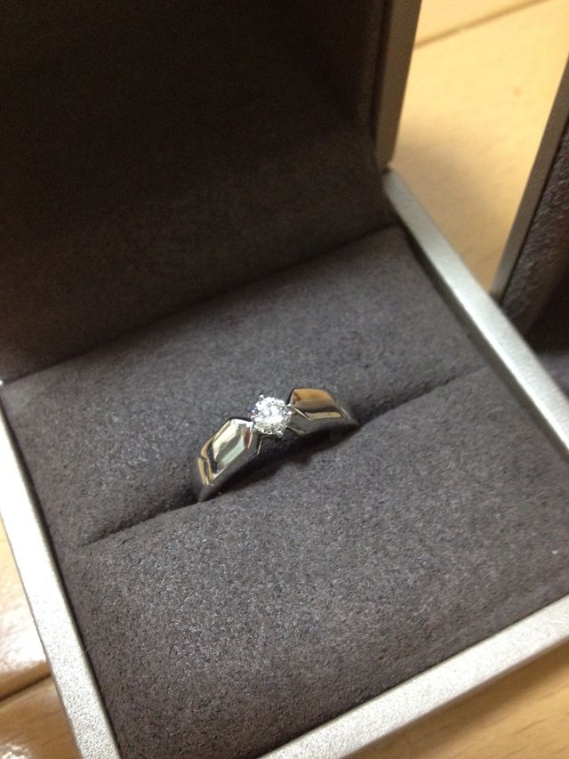 ショーメの婚約指輪、プリュムです。