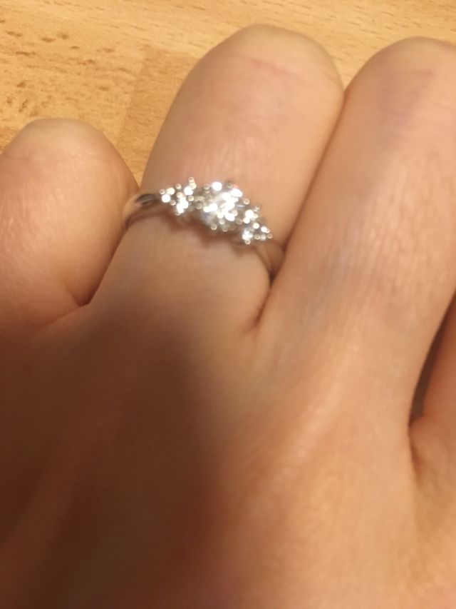 大きな1粒ダイヤに周りはメレダイヤを左右3つずつのもの