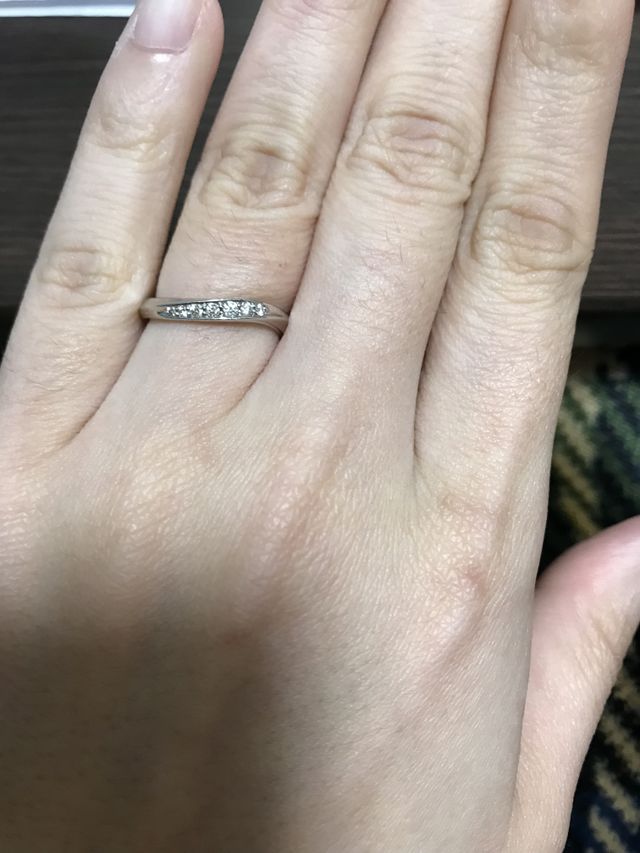 ウェーブラインとダイヤモンドのきらめきが決め手でした。