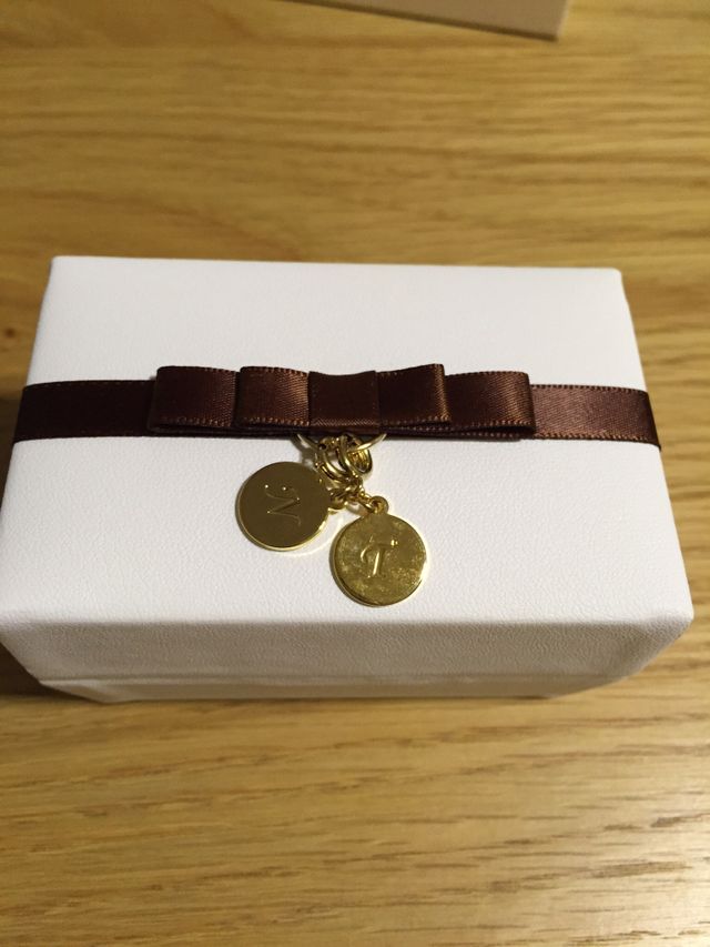 サービスでイニシャルのチャームをつけてくれます。