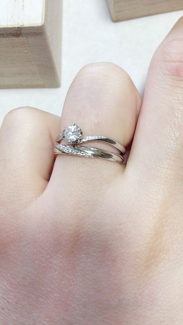 婚約指輪もこちらで購入しました。重ねるとより華やかです。