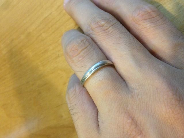 どんな服装にも合うシンプルなデザインが気に入りました。