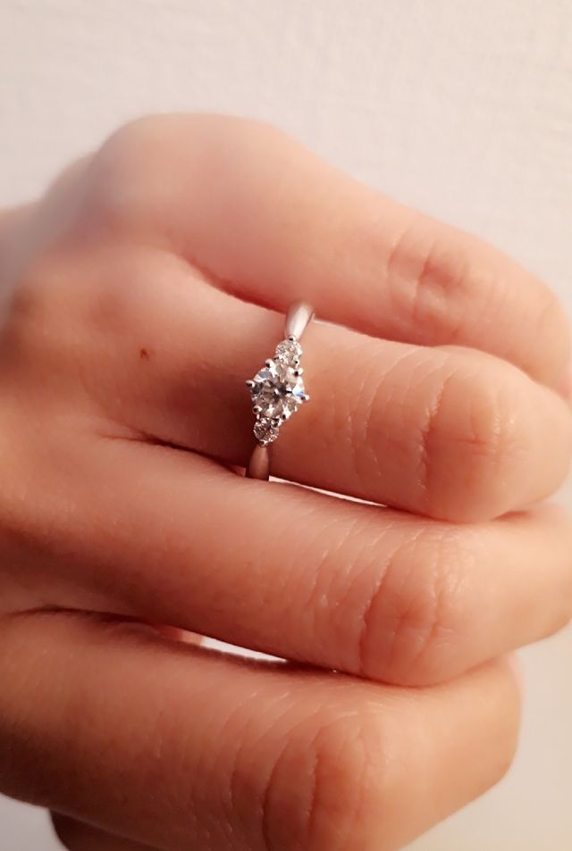 室内で着用した画像です。