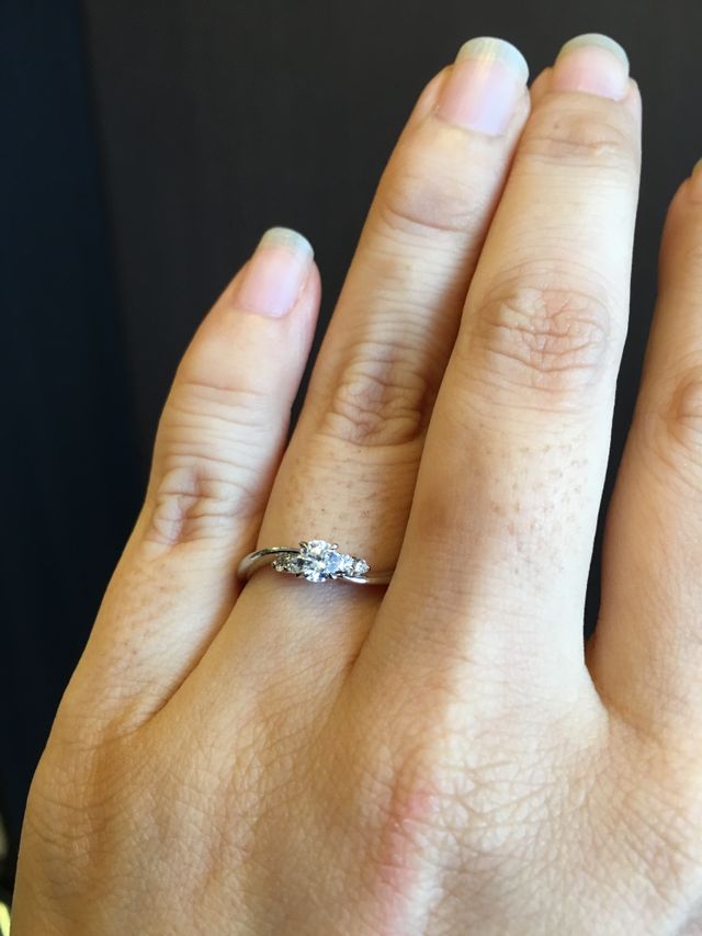 0.2ctダイヤの両サイドにメレダイヤが2つずつついてます。