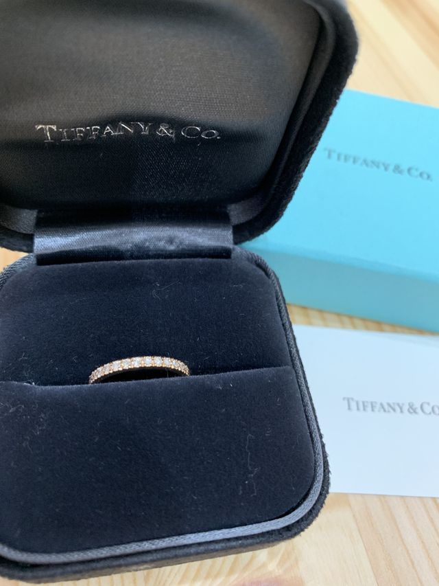 ピンクゴールドのハーフエタニティリング