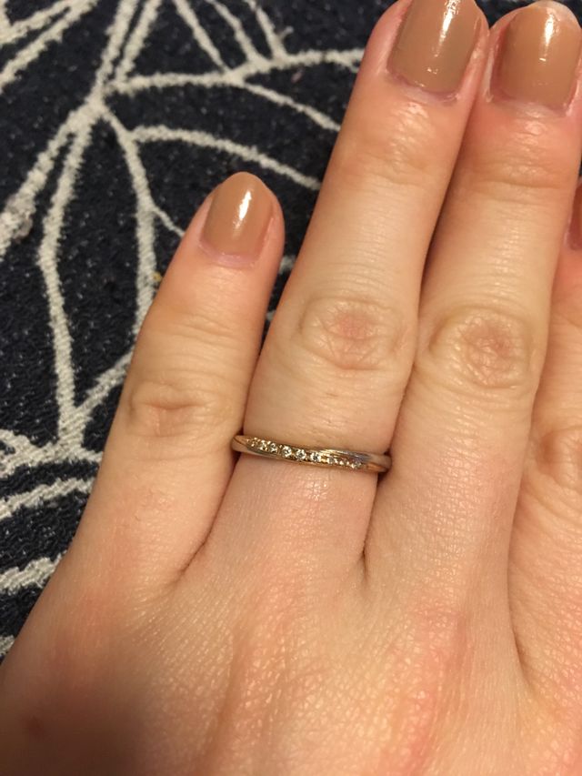 ダイヤが綺麗に並んでいて、ピンクゴールドが入っています。