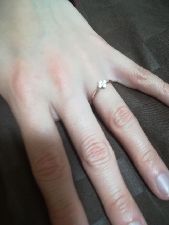 花柄の婚約指輪になります。