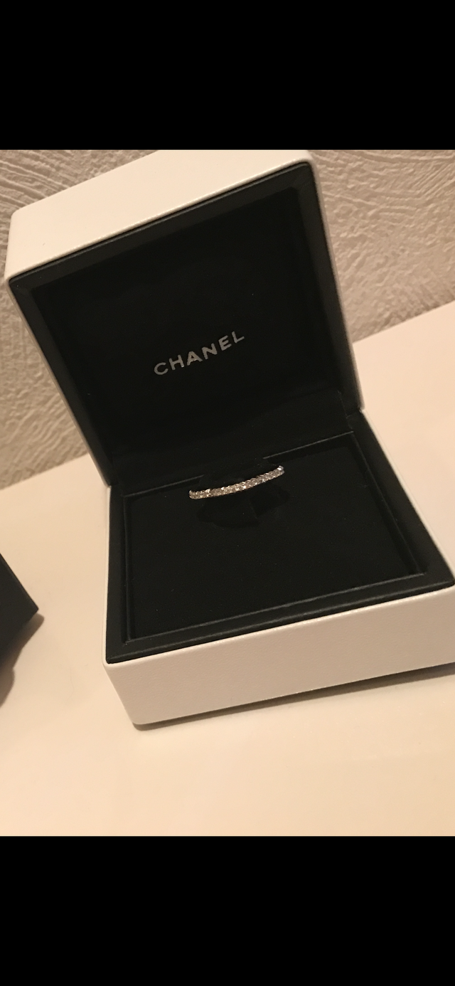 カメリアをモチーフにした、フルエタニティの指輪です。