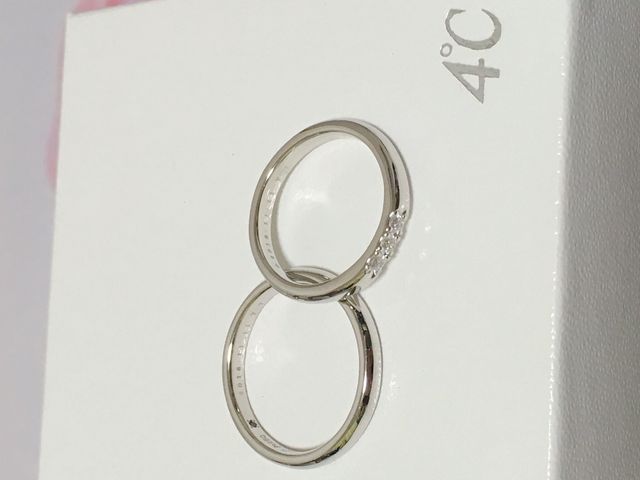 ダイヤが3つついているストレートのデザインです