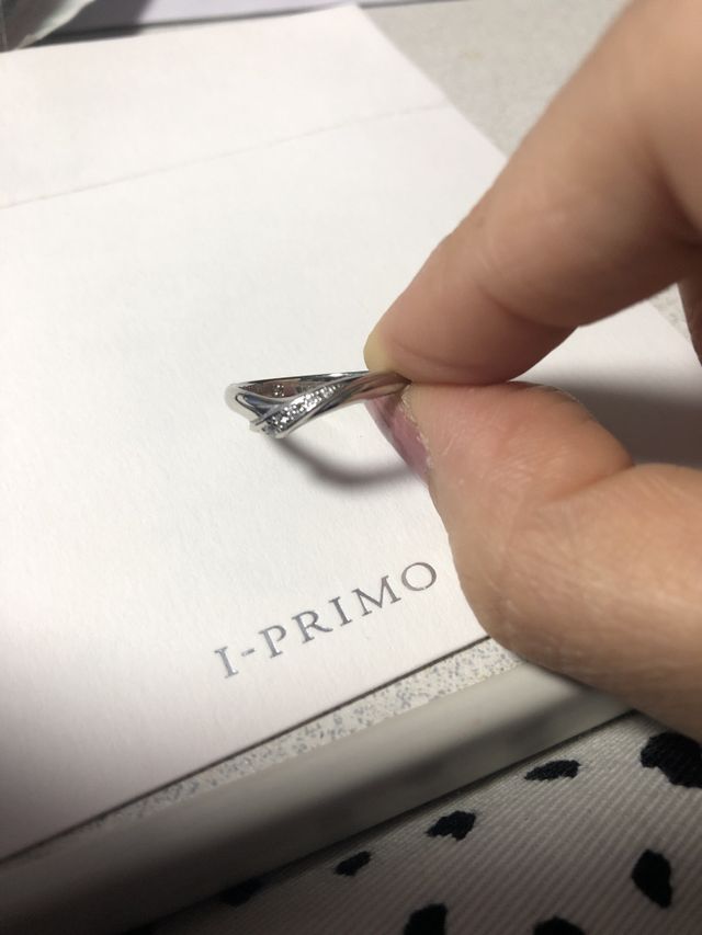 シンプル。内側にはピンクダイヤモンドを入れました。
