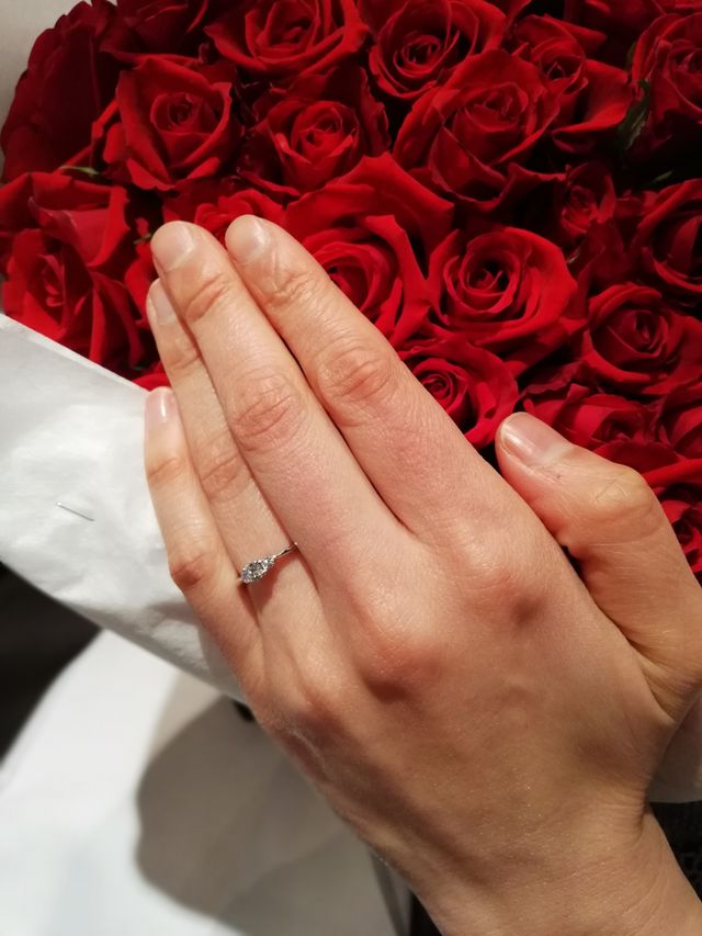 デザインと石は彼女と一緒に選びました。