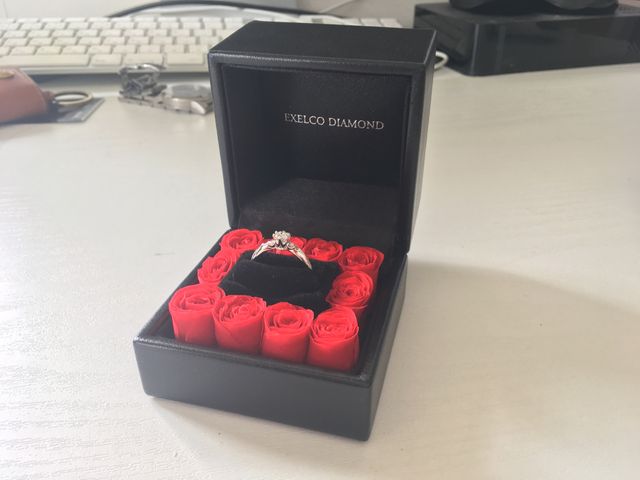 キャンペーンでバラの造花のケースをいただきました。