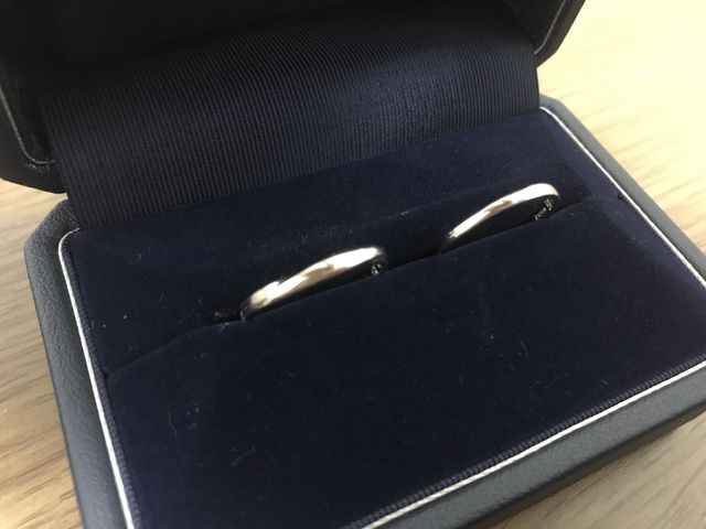 リングの内側に2人の名前とシークレットストーンが入ってます。