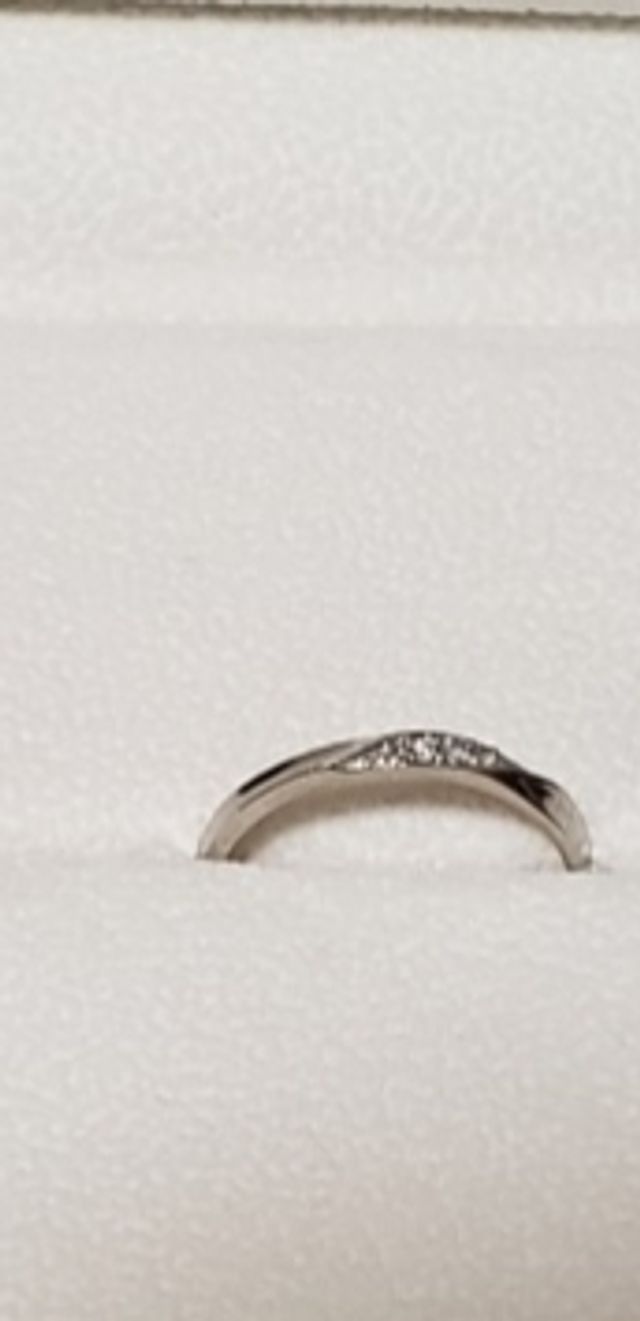 材質:プラチナ
真ん中はダイヤモンドが入っています。