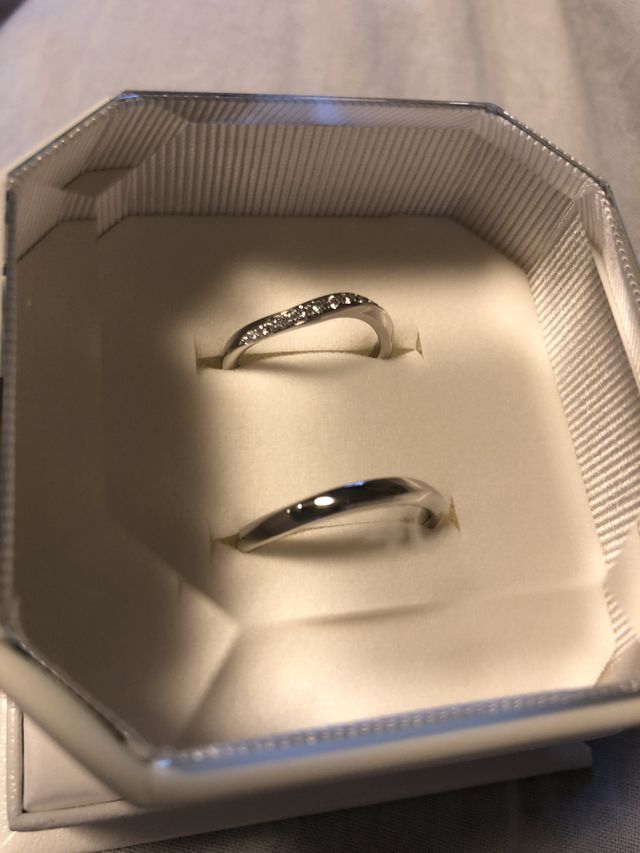 シリーズ違いのピュアプラチナ・ブライダルリングです。