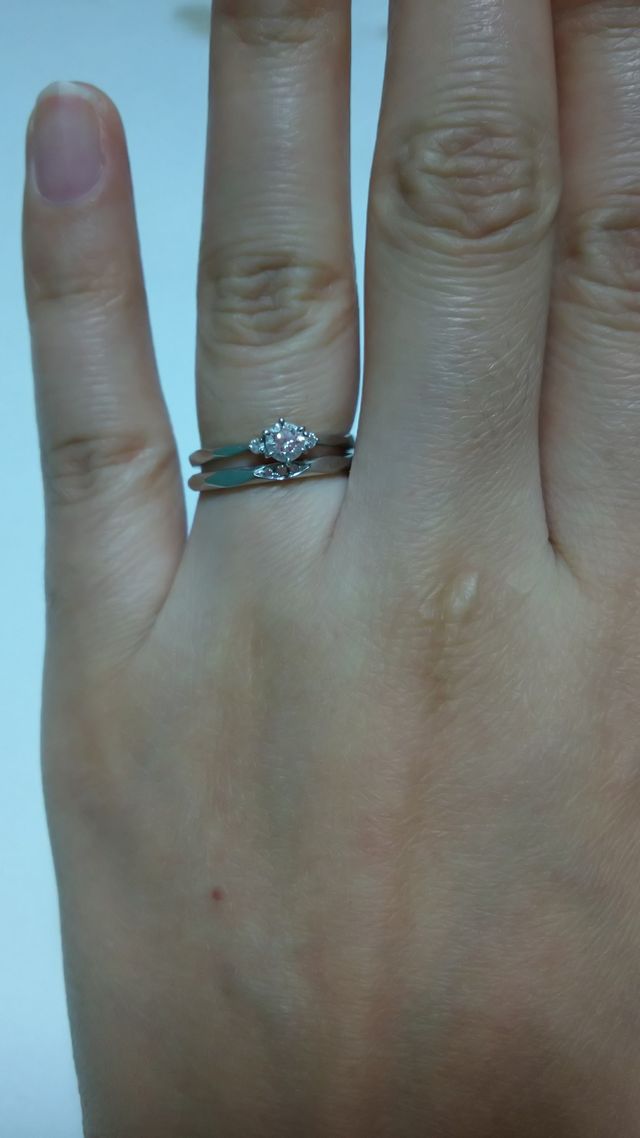 婚約指輪と結婚指輪のセットで着けた時です。