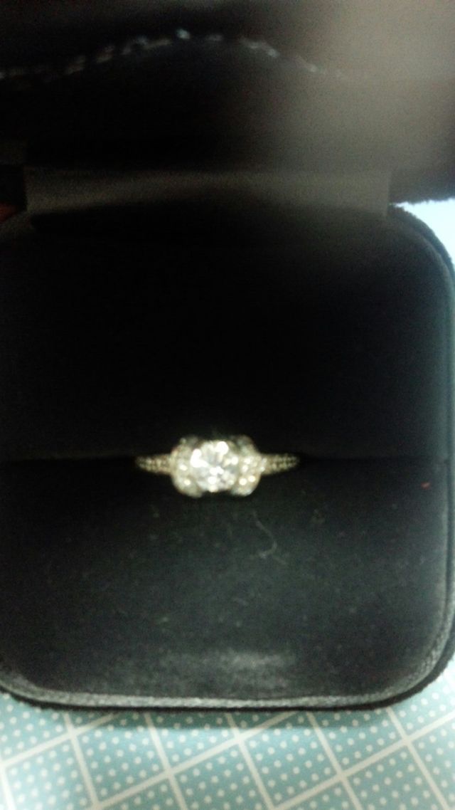 リボンのような形でかわいい指輪です