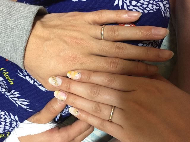 シンプルなデザインで小さいダイヤが一粒埋め込んであります。