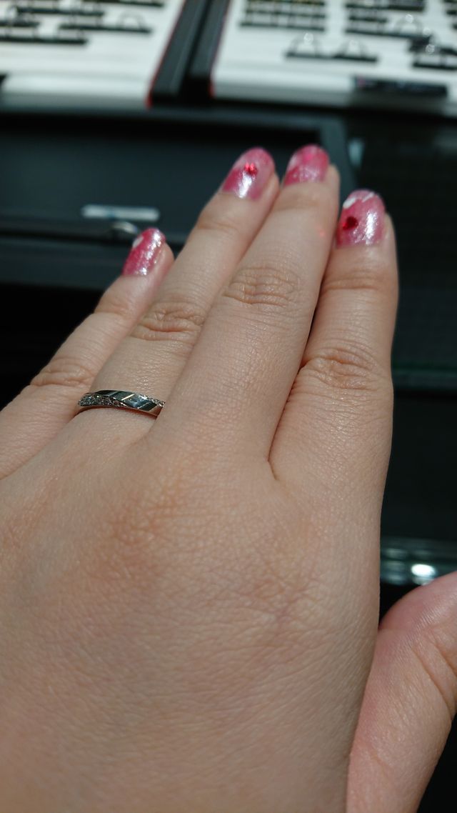 鋭角なラインとダイヤでスタイリッシュなデザイン